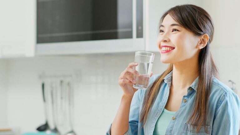 Pentingnya Minum Air Putih untuk Meningkatkan Fokus Kerja