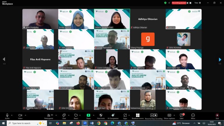 Karyawan mengikuti pelatihan K3 online dari rumah menggunakan laptop